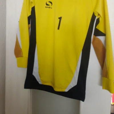 Haut jaune 12 ans à 8 €